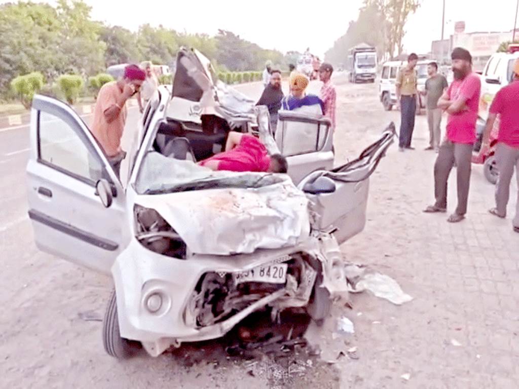 Horrific road accident at Naushera Majha Singh 4 youths die in a tragic way